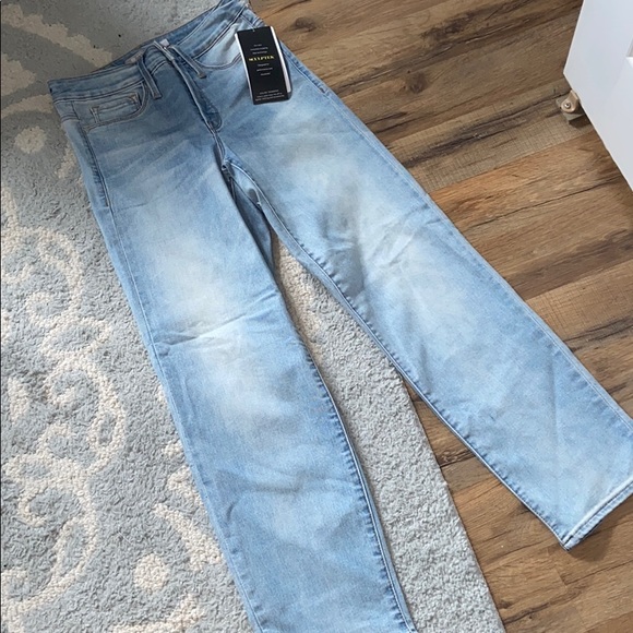 Athleta Denim - NWT Athleta Sculptek Slim Straight Lightwash Jean